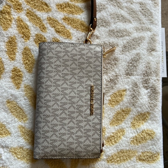 Michael Kors Jet Set Travel Double Zip Wristlet - Signature - Picture 2 of 5